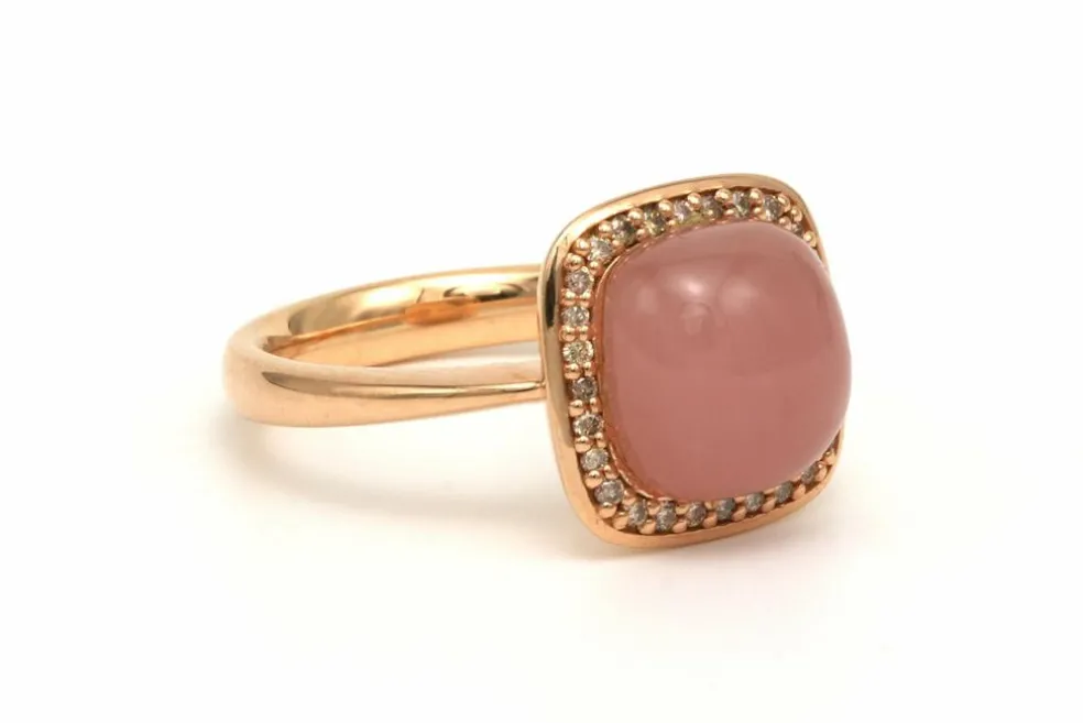 Bague contemporaine en or rose 18 carats sertie de diamants et d'un quartz rose
