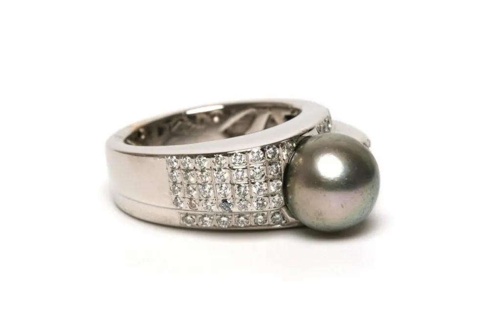 Bague contemporaine en or blanc, perle de Tahiti et diamants (+-0.396ct)