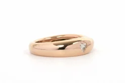 Bague contemporaine en or jaune 18 carats sertie d'un diamant