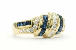 Bague contemporaine en or jaune sertie de saphirs et de diamants