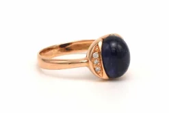 Bague contemporaine en or jaune 18 carats sertie d'un saphir et de diamants