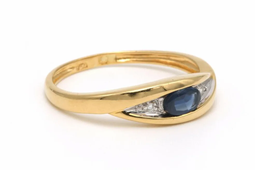 Bague contemporaine en or jaune 18 carats sertie d'un saphir et diamants