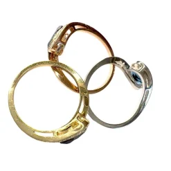 Bague contemporaine en or (jaune/blanc/rouge) avec diamants et topaze - 3 pièces