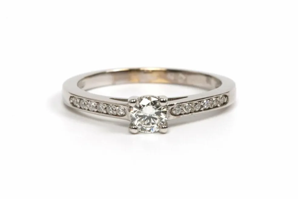 Bague contemporaine or blanc, diamant taille brillant