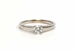Bague contemporaine or blanc, diamant taille brillant