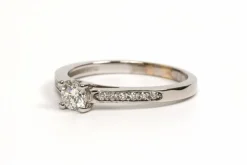 Bague contemporaine or blanc, diamant taille brillant