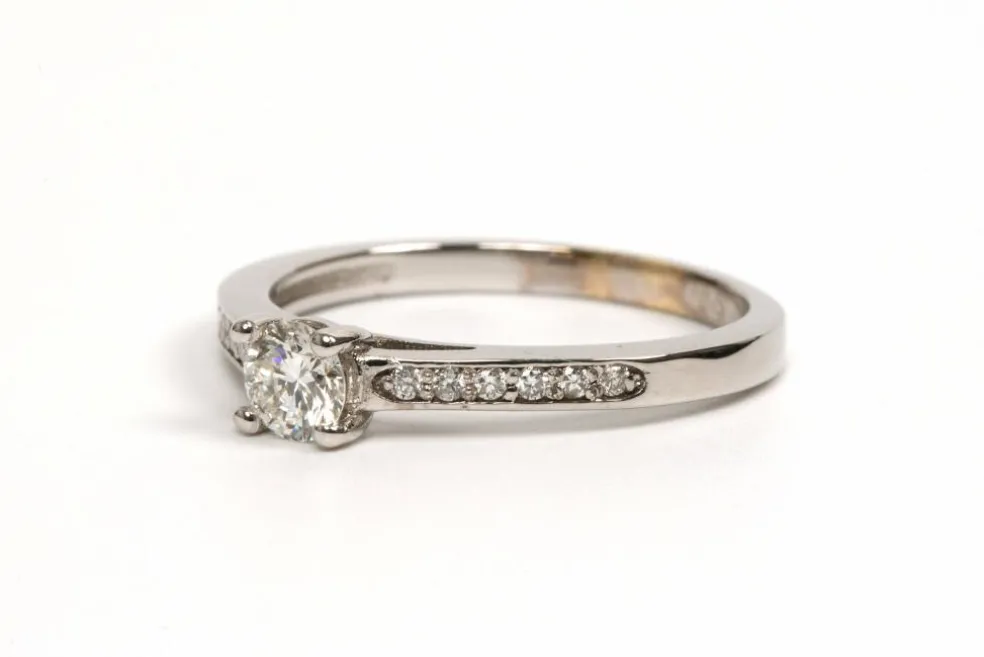 Bague contemporaine or blanc, diamant taille brillant
