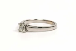 Bague contemporaine or blanc, diamant taille brillant