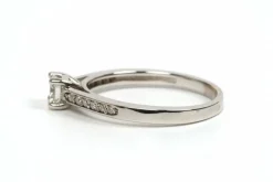 Bague contemporaine or blanc, diamant taille brillant