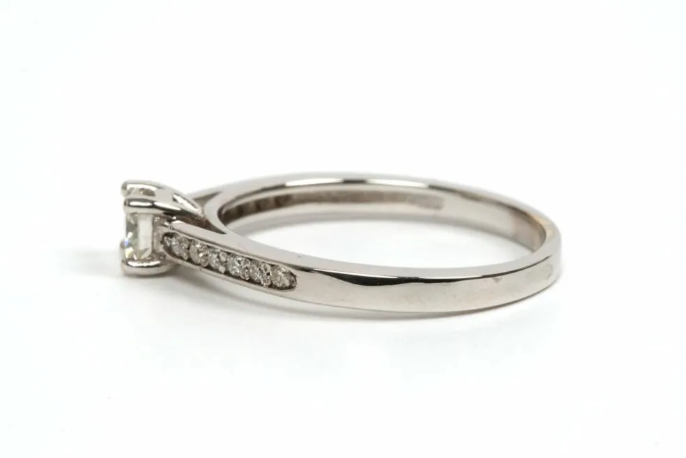 Bague contemporaine or blanc, diamant taille brillant