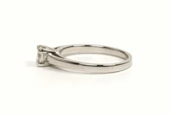 Bague contemporaine or blanc, diamant taille brillant