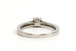 Bague contemporaine or blanc, diamant taille brillant