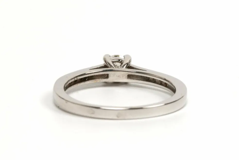 Bague contemporaine or blanc, diamant taille brillant