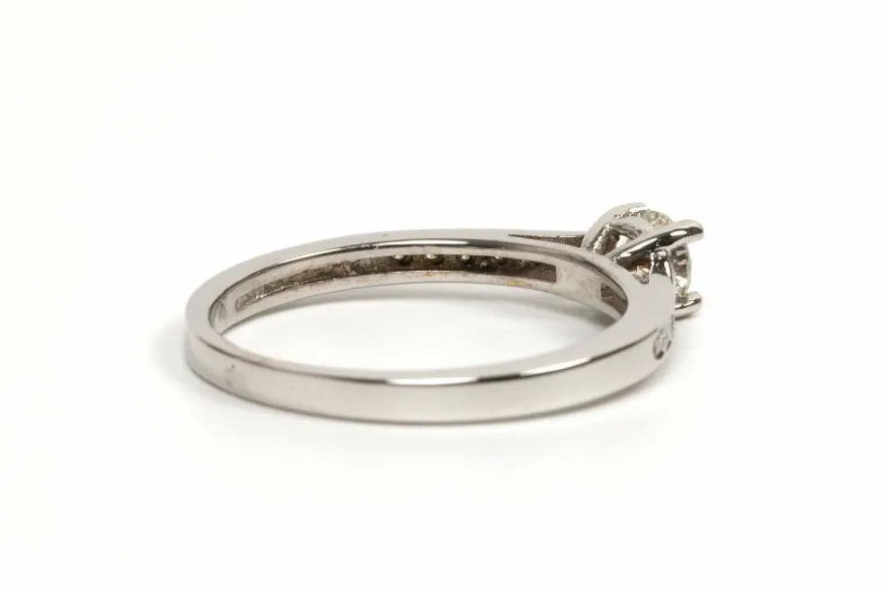 Bague contemporaine or blanc, diamant taille brillant