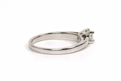 Bague contemporaine or blanc, diamant taille brillant