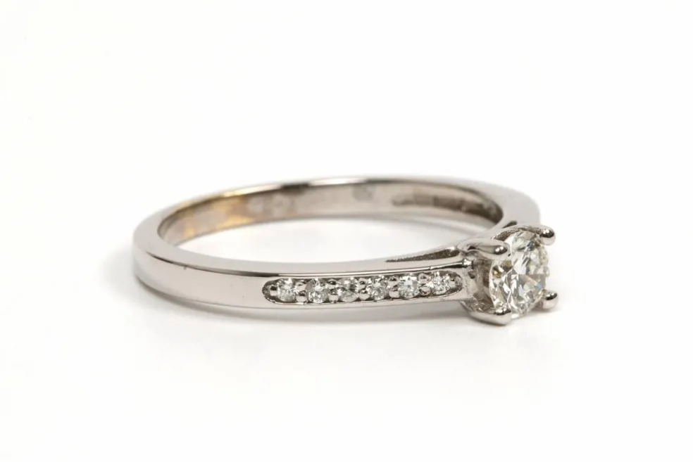 Bague contemporaine or blanc, diamant taille brillant