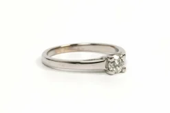 Bague contemporaine or blanc, diamant taille brillant