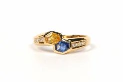Bague contemporaine or jaune, saphirs bleu et jaune, diamants