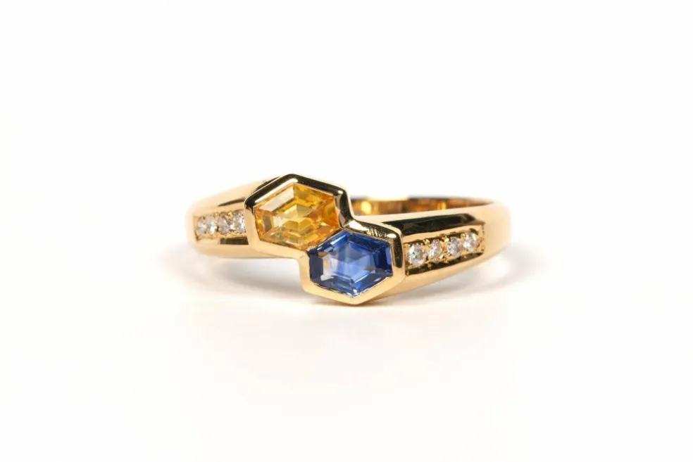 Bague contemporaine or jaune, saphirs bleu et jaune, diamants