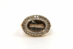 Bague contemporaine or jaune, quartz fumé, diamants blancs et bruns taille brillant