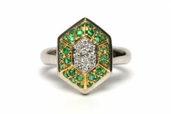 Bague contemporaine or jaune et blanc, émeraudes et diamants