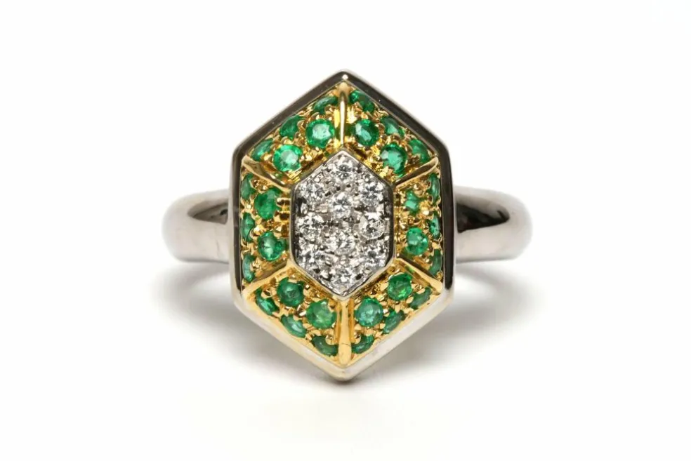 Bague contemporaine or jaune et blanc, émeraudes et diamants