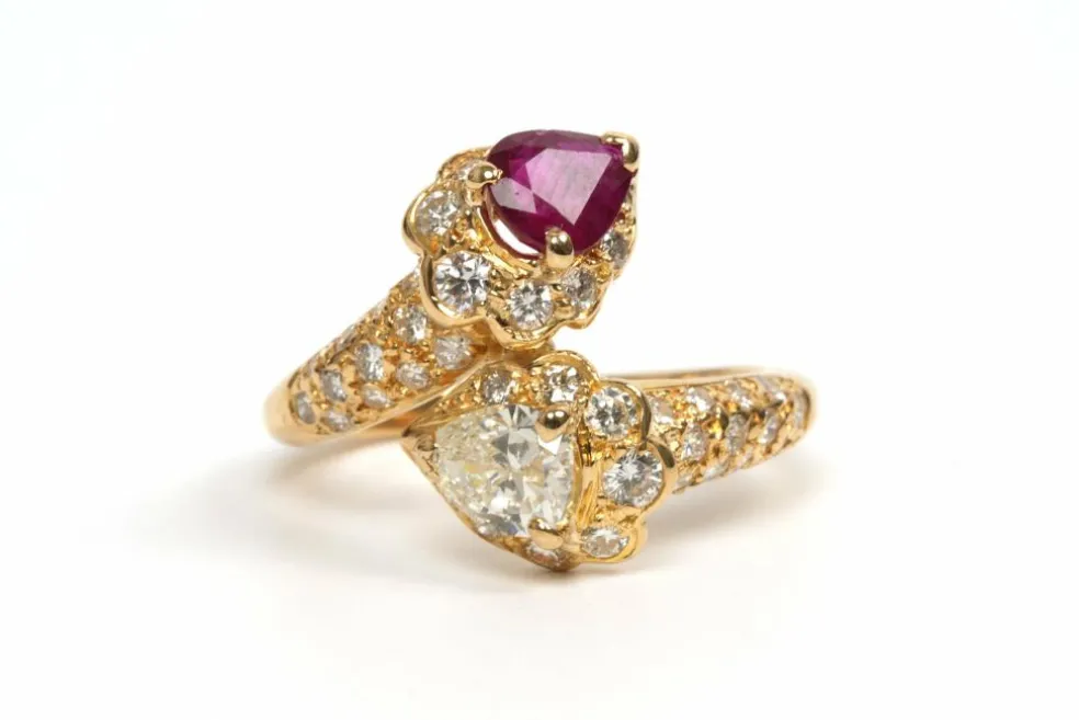 Bague contemporaine or jaune, rubis, diamant poire et diamants