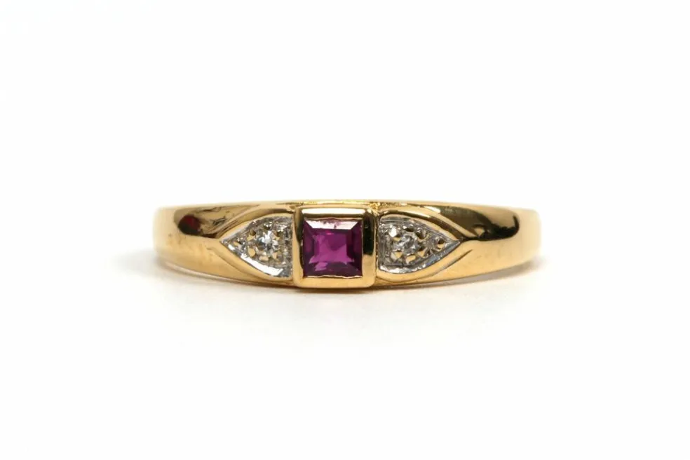 Bague contemporaine or jaune, rubis, diamants