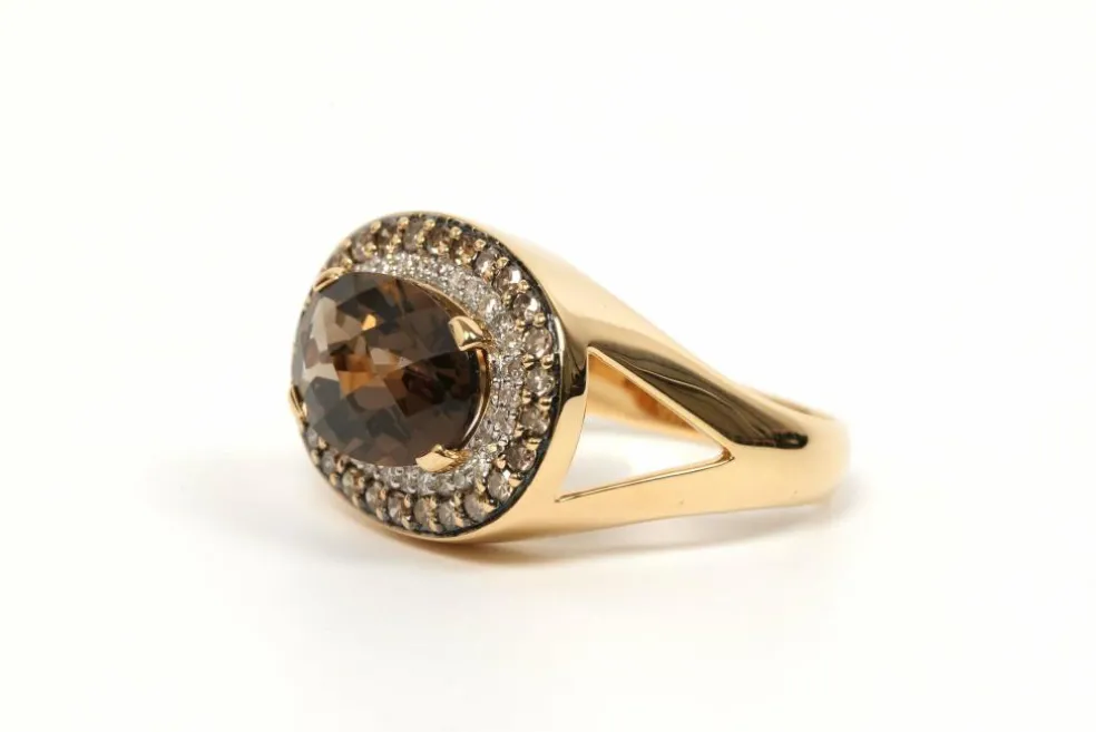 Bague contemporaine or jaune, quartz fumé, diamants blancs et bruns taille brillant
