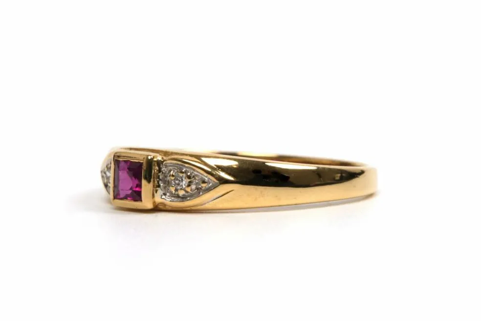 Bague contemporaine or jaune, rubis, diamants