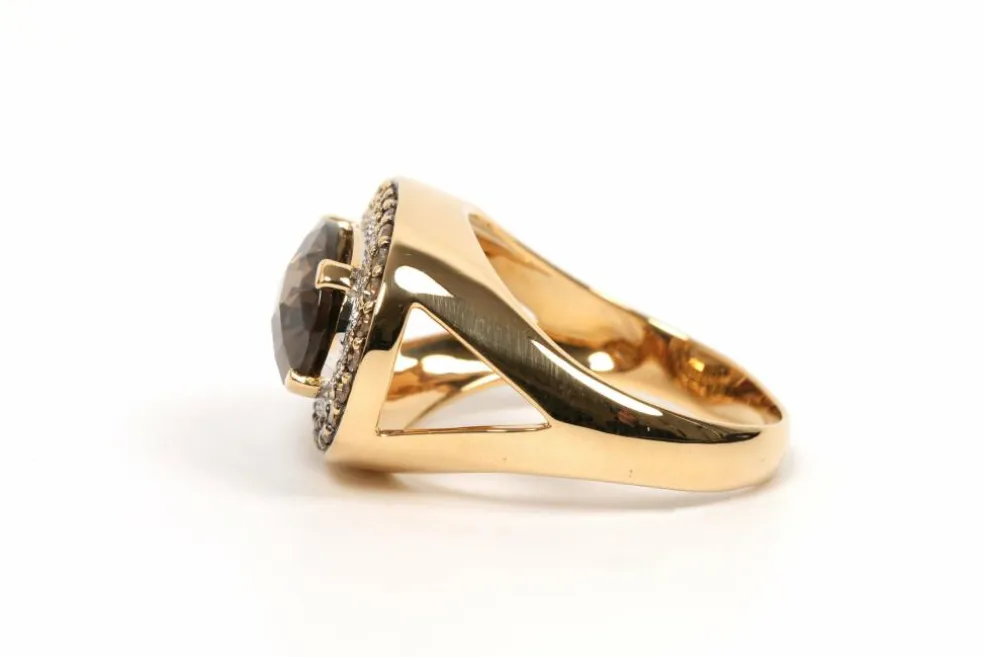 Bague contemporaine or jaune, quartz fumé, diamants blancs et bruns taille brillant