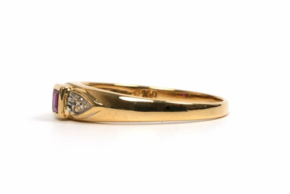 Bague contemporaine or jaune, rubis, diamants