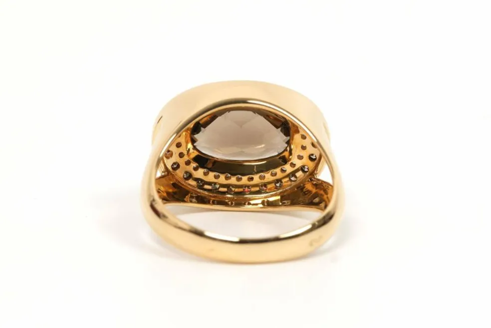 Bague contemporaine or jaune, quartz fumé, diamants blancs et bruns taille brillant