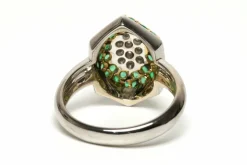 Bague contemporaine or jaune et blanc, émeraudes et diamants