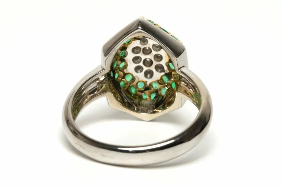 Bague contemporaine or jaune et blanc, émeraudes et diamants