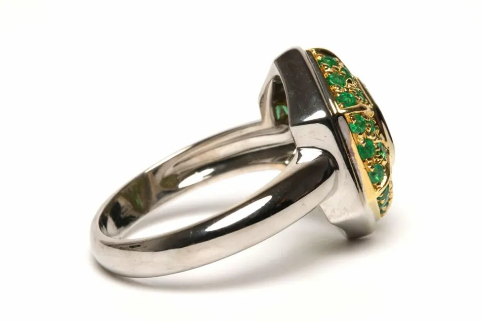 Bague contemporaine or jaune et blanc, émeraudes et diamants