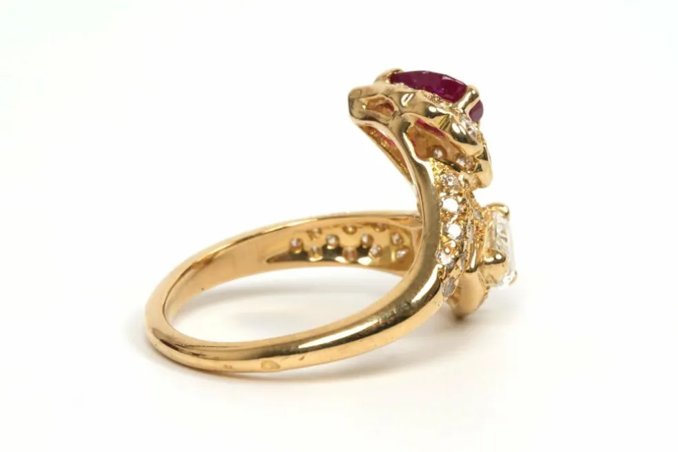 Bague contemporaine or jaune, rubis, diamant poire et diamants