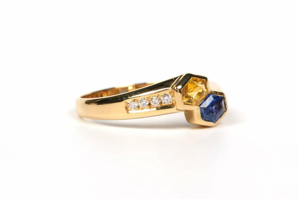 Bague contemporaine or jaune, saphirs bleu et jaune, diamants