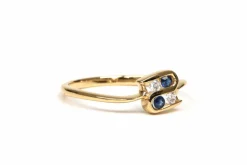 Bague contemporaine or jaune, saphirs, diamants