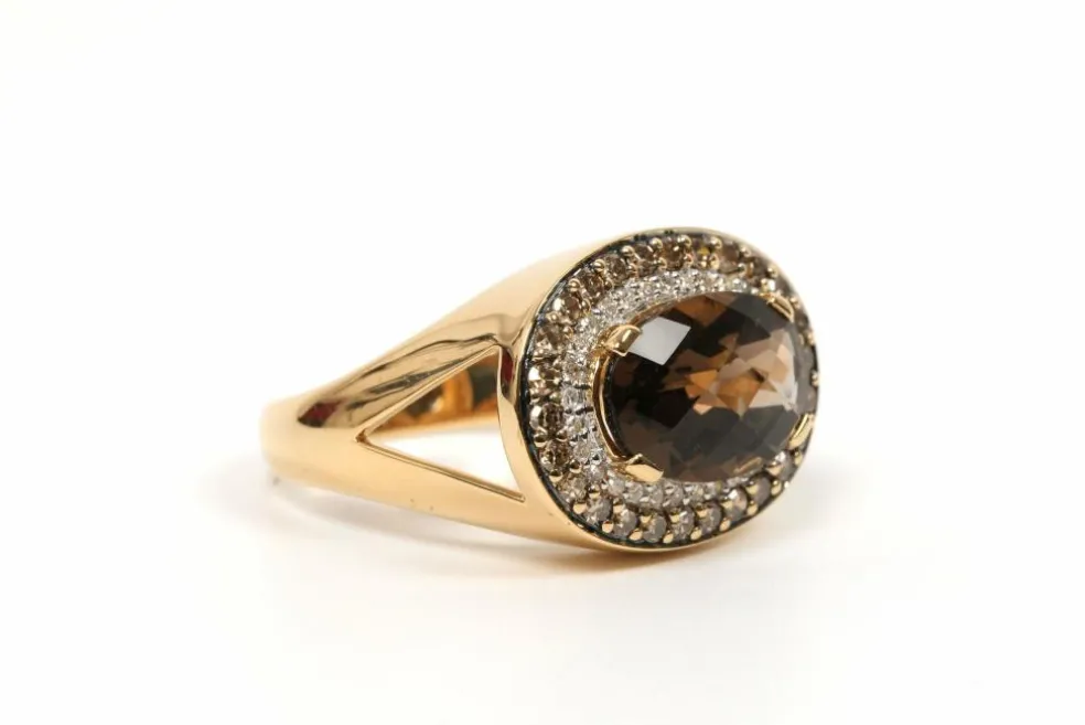 Bague contemporaine or jaune, quartz fumé, diamants blancs et bruns taille brillant