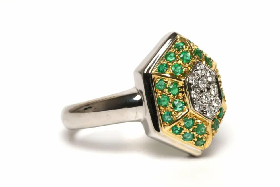 Bague contemporaine or jaune et blanc, émeraudes et diamants