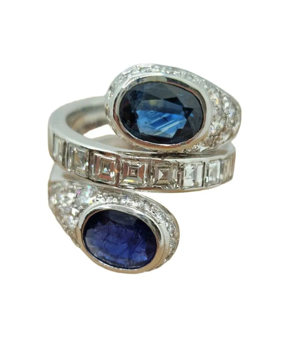 Bague « Contrarie » en or blanc 18 kt, saphirs et diamants
