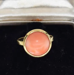 Bague corail en or jaune années 80