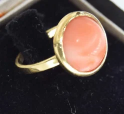 Bague corail en or jaune années 80