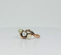 Bague croisée antique avec diamant naturel et deux perles en or jaune et rose