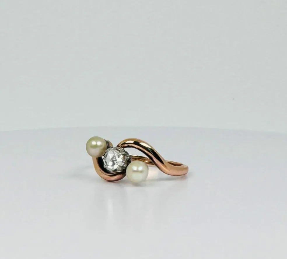 Bague croisée antique avec diamant naturel et deux perles en or jaune et rose