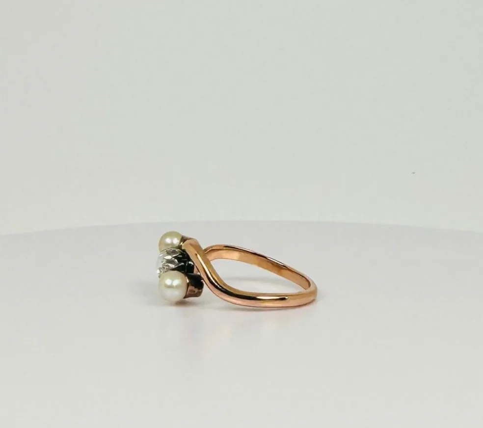 Bague croisée antique avec diamant naturel et deux perles en or jaune et rose