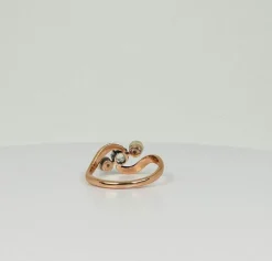 Bague croisée antique avec diamant naturel et deux perles en or jaune et rose