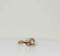 Bague croisée antique avec diamant naturel et deux perles en or jaune et rose