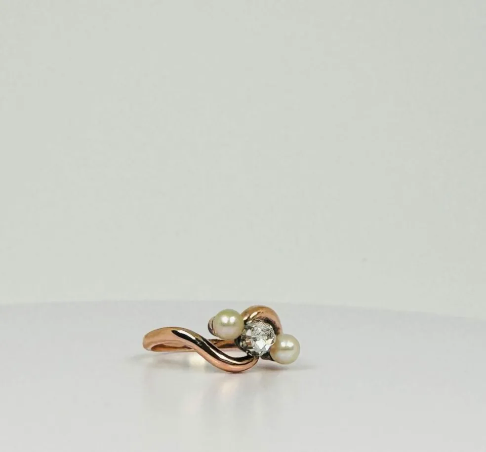 Bague croisée antique avec diamant naturel et deux perles en or jaune et rose
